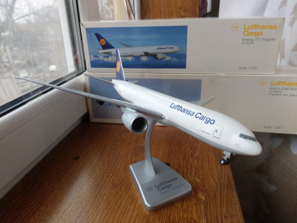 Модель самолета BOEING 777 FREIGHTER, Lufthansa, Limox 1:200, Германия