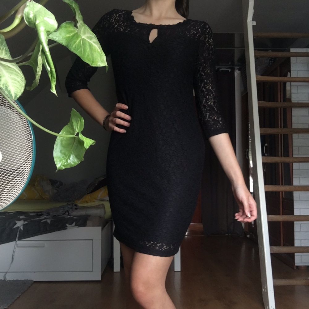 Czarna koronkowa dopasowana sukienka midi do kolan