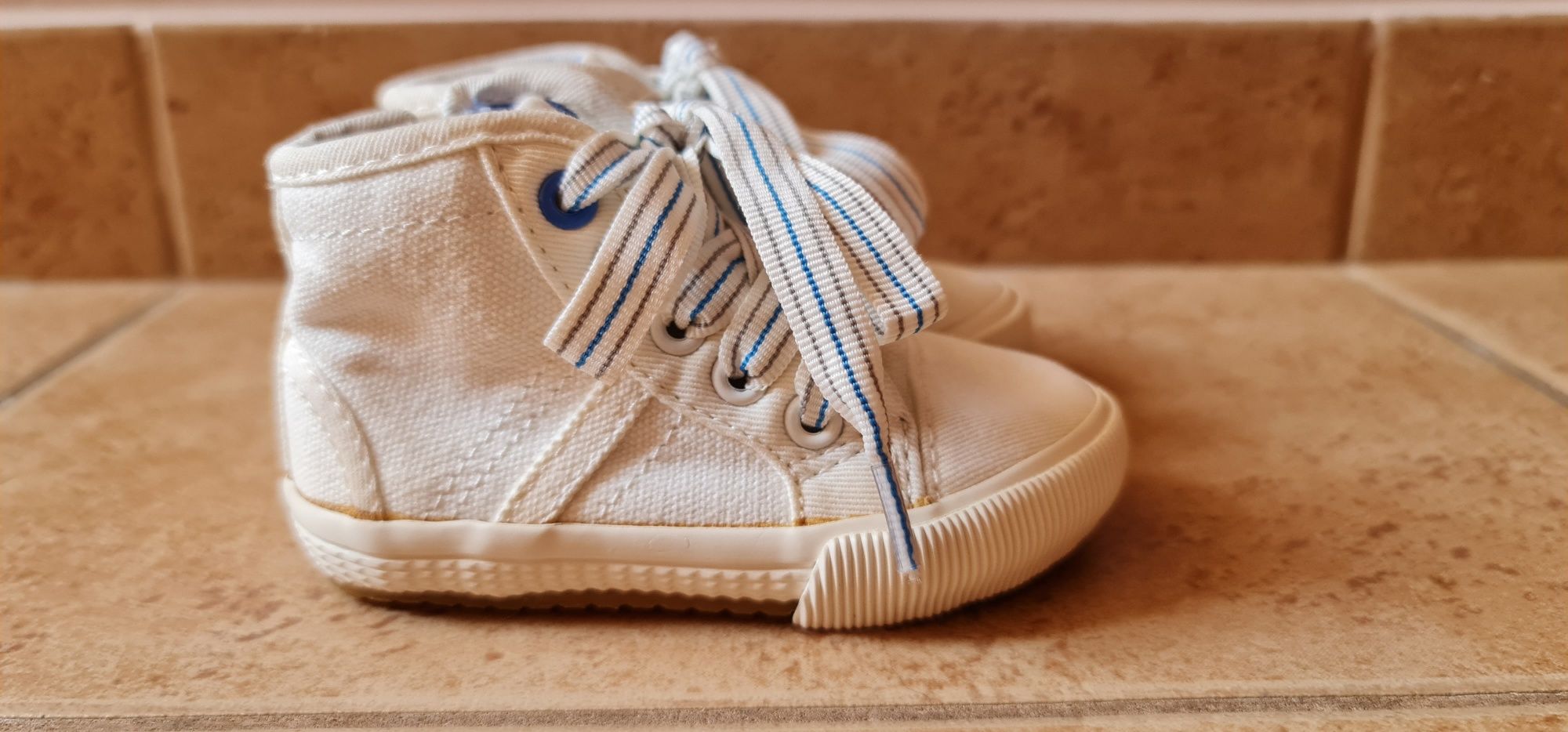 Buciki niemowlęce 19 Zara buty dziecięce trampki białe materiałowe