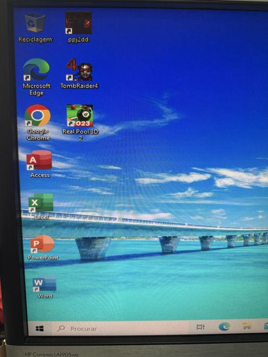 Computador com monitor e teclado e rato e colunas e com Windows 10