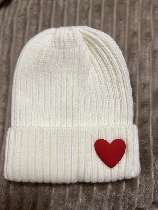 Белая шапка с сердечком