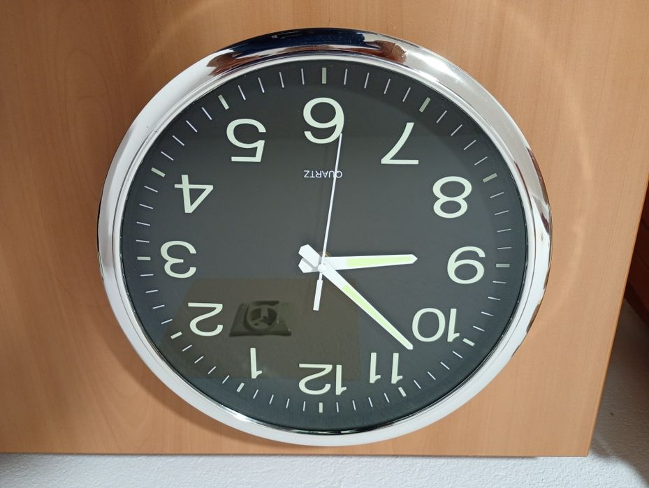 zegar ścienny QUARTZ 30 CM nietykający świeci w nocy
