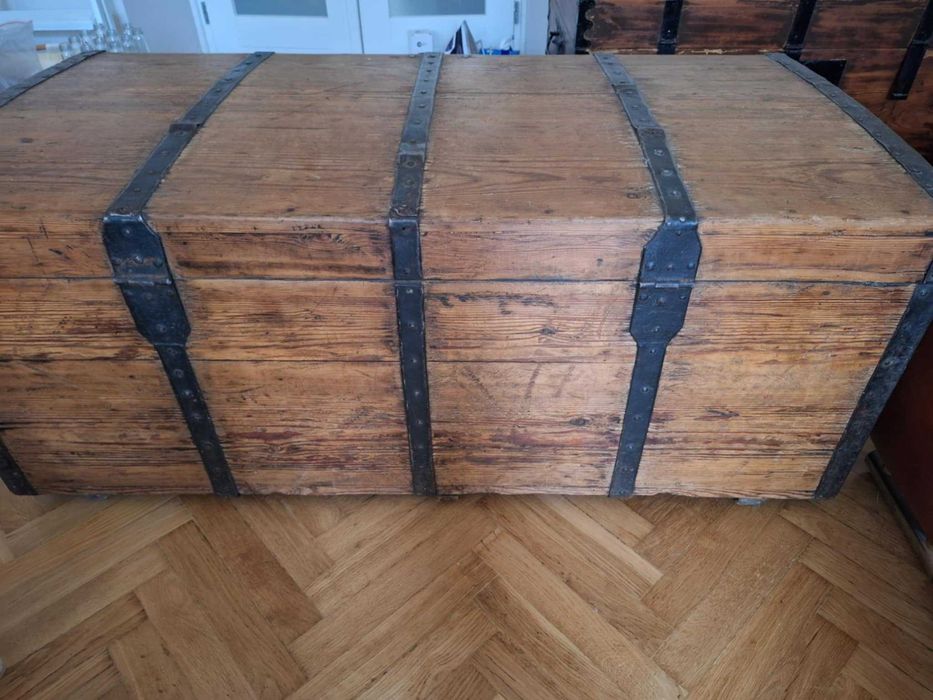 Stara potężna skrzynia, skrzynia posag, kufer drewniany dębowy