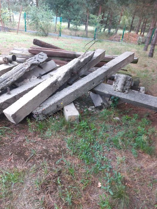 Słupki ogrodzeniowe drewniane jak podkłady kolejowe