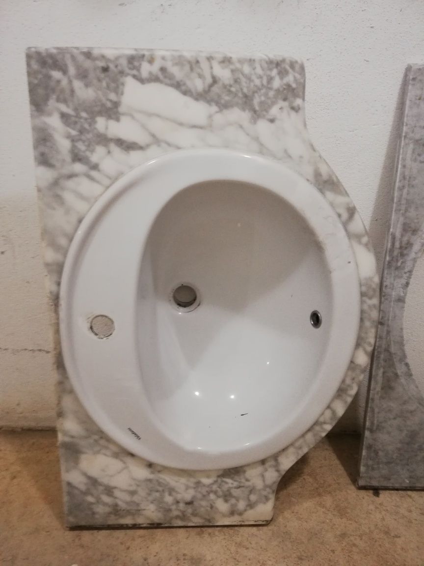 Pedra mármore com lavatório