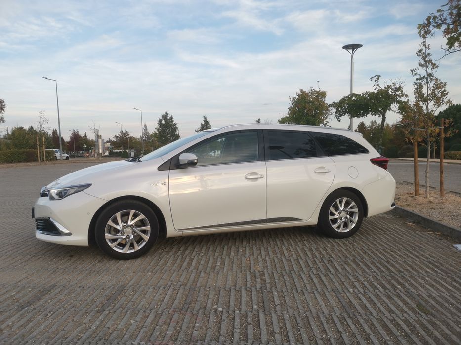 Toyota auris touring sports hybrid