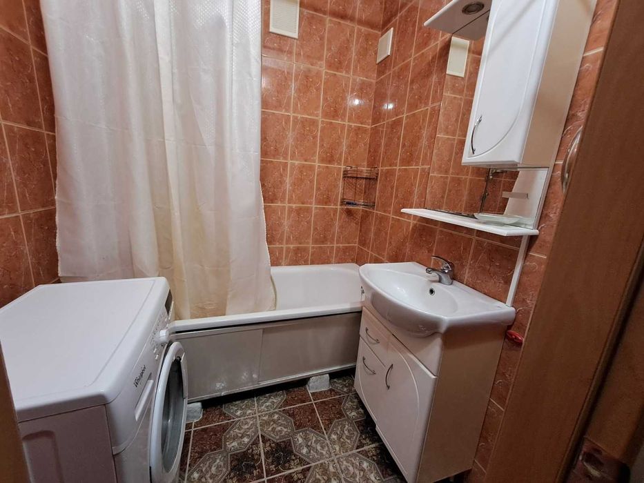 Продам 2-кімнатну квартиру на вул. Парковій на першій лінії моря