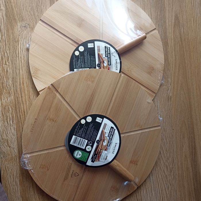 Zestaw 2 drewnianych desek i 2 noży do krojenia pizzy