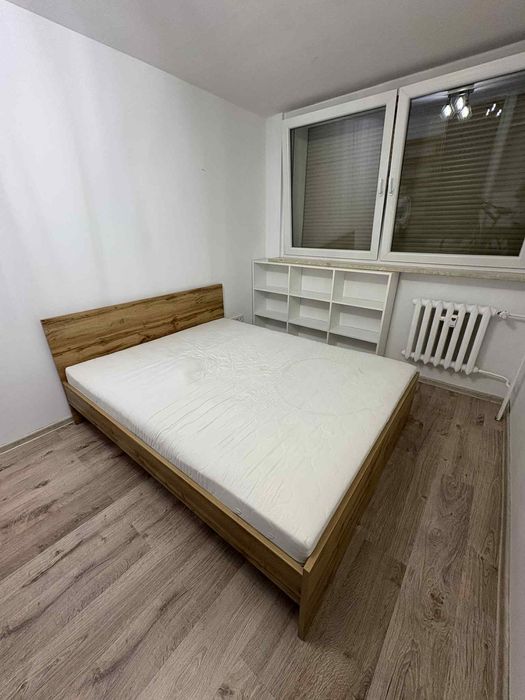 Łóżko z materacem