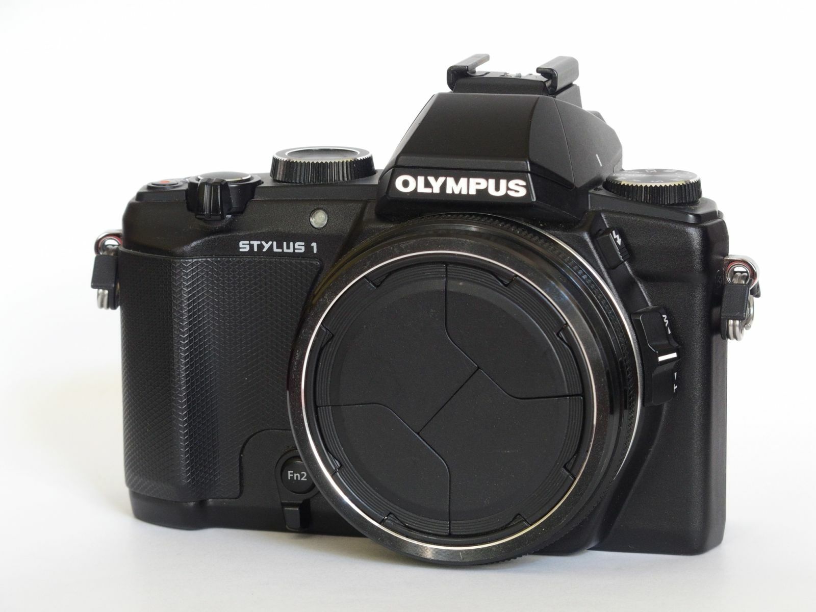 Olympus Stylus 1, постоянная диафрагма 2,8 при 10-кр зуме,повор. экран