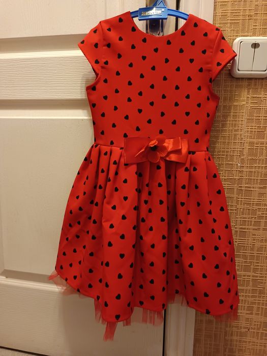 Червона сукня з чорними серцями. Розмір 116-122.