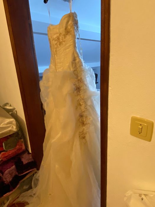 Vendo vestido de Noiva cor Bege em excelente estado.