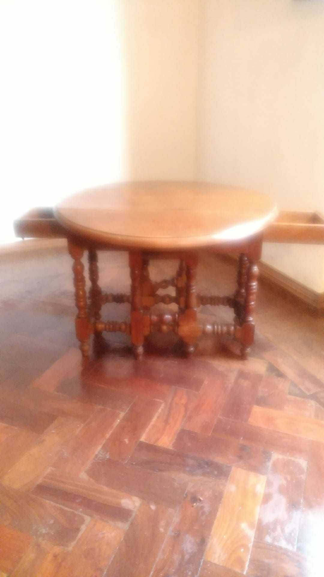 Mesa de apoio com abas