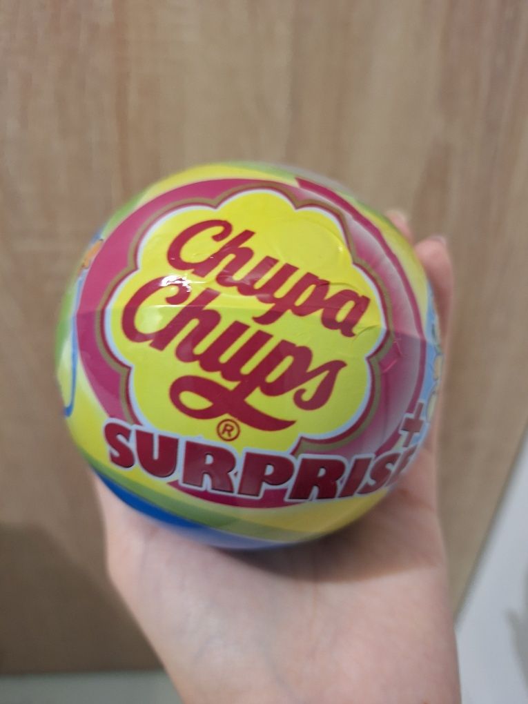 Duża kula Chupa Chups Suprise lizak + zabawka