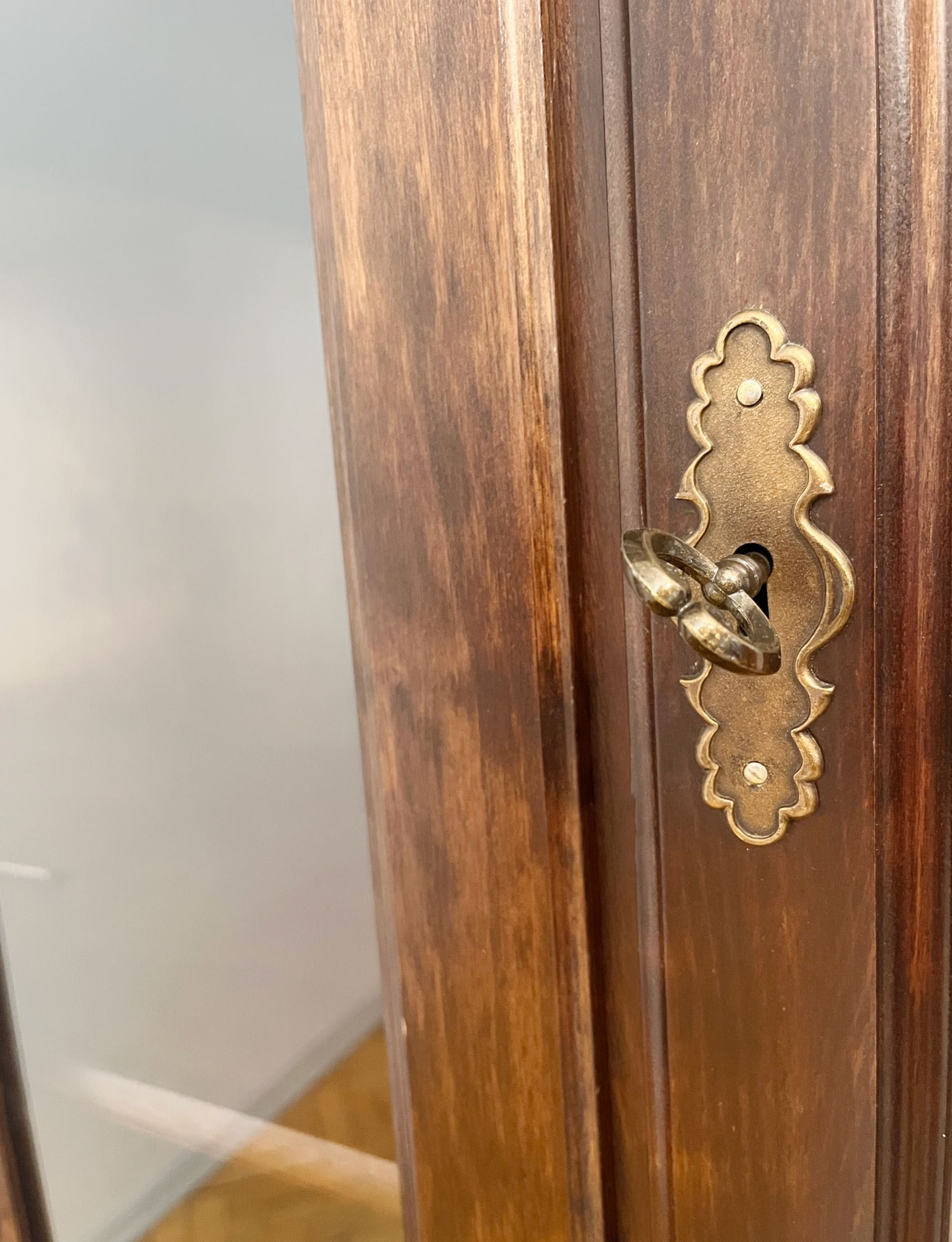 Eleganckie biblioteczki bukowe – unikaty