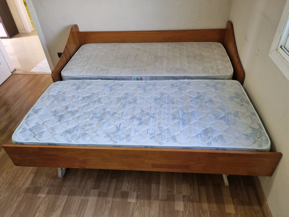 Cama dupla com colchões de oferta