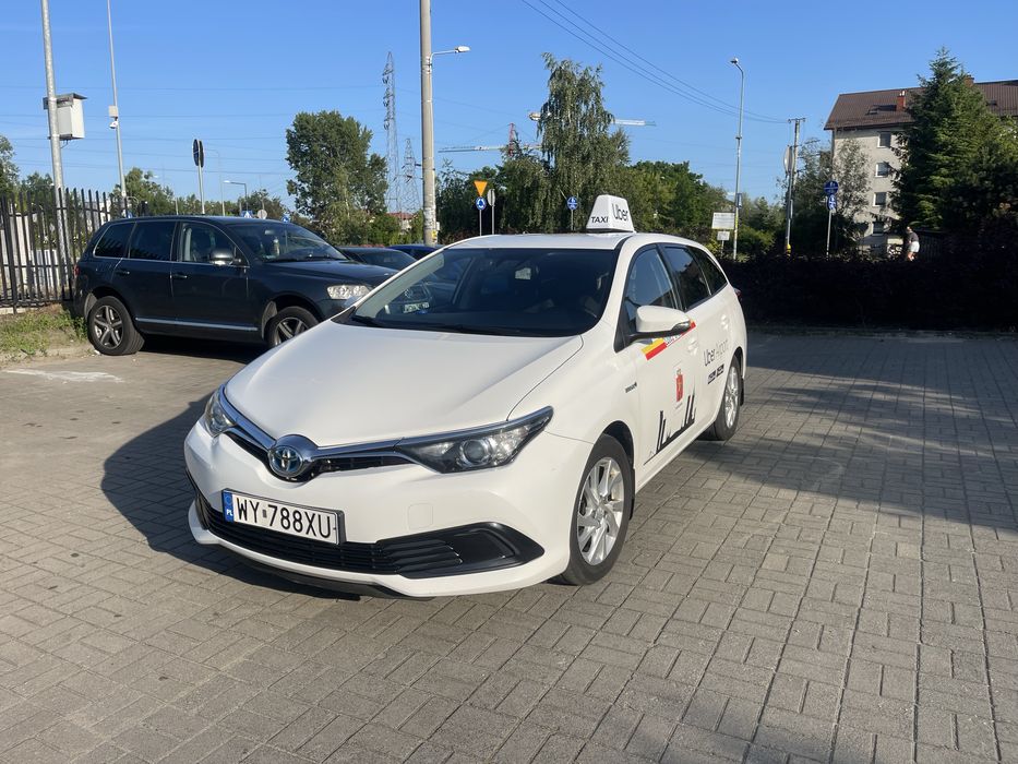 Toyota Auris Hybrid | Automat | 1.8 | 2016