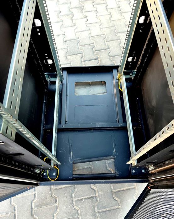 Серверна шафа ESTAP 19" 42U 800x1000мм перфор. двері, на колесиках