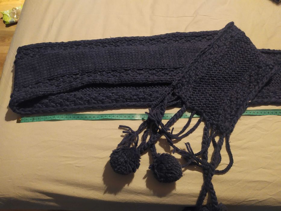 Szalik damski z pomponami