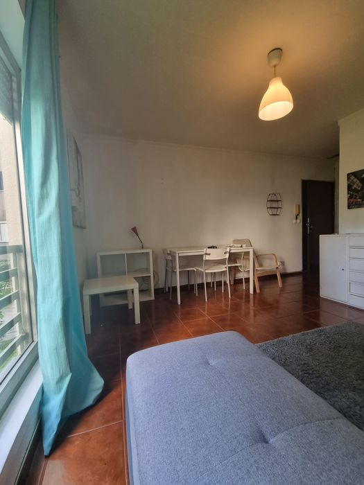 T1 no R/C com janelas em todas as divisões excelente localização