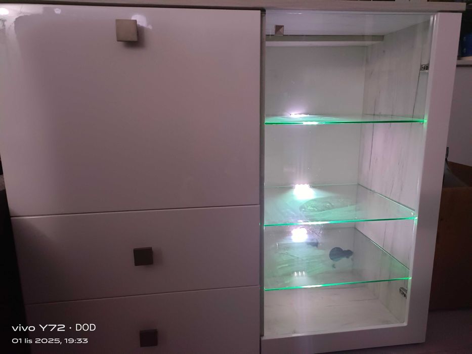 Komoda z barkiem cichy domyk podświetlane półki