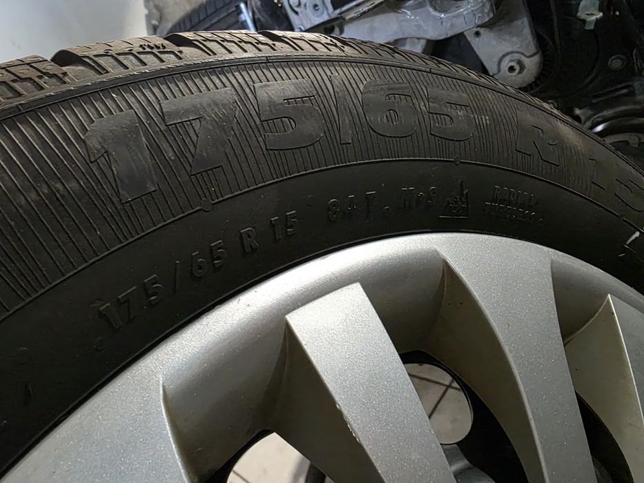 Felgi Stalowe Toyota Yaris 4x100 do24 Opony Zimowe 175/55r15