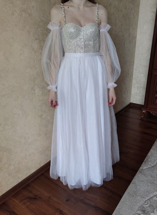 Біла випускна сукня