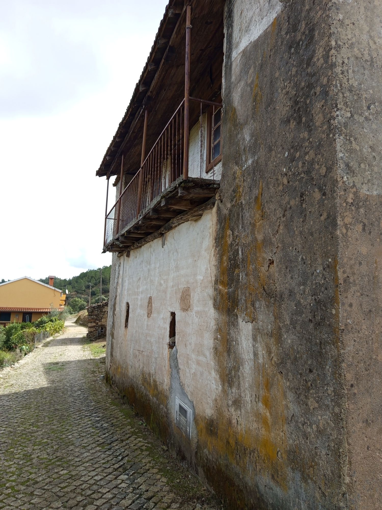 Vendo uma casa em mós Moncorvo
