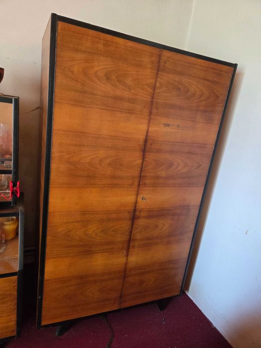 Drewniane meble na wysoki połysk do renowacji.