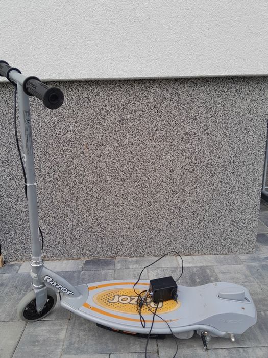 Hulajnoga elektryczna Razor E90 srebrna