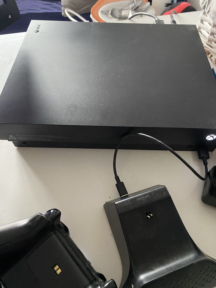 Xbox One X 1TB + monitor hp e232