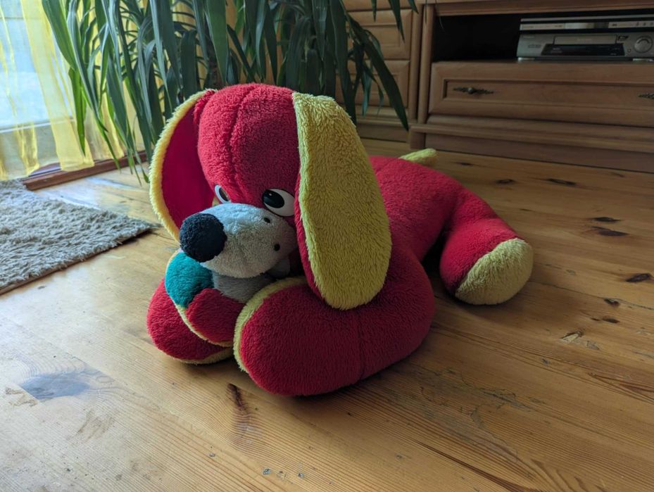 Vintage duży czerwony pies z piłeczką polskiej produkcji z lat 90