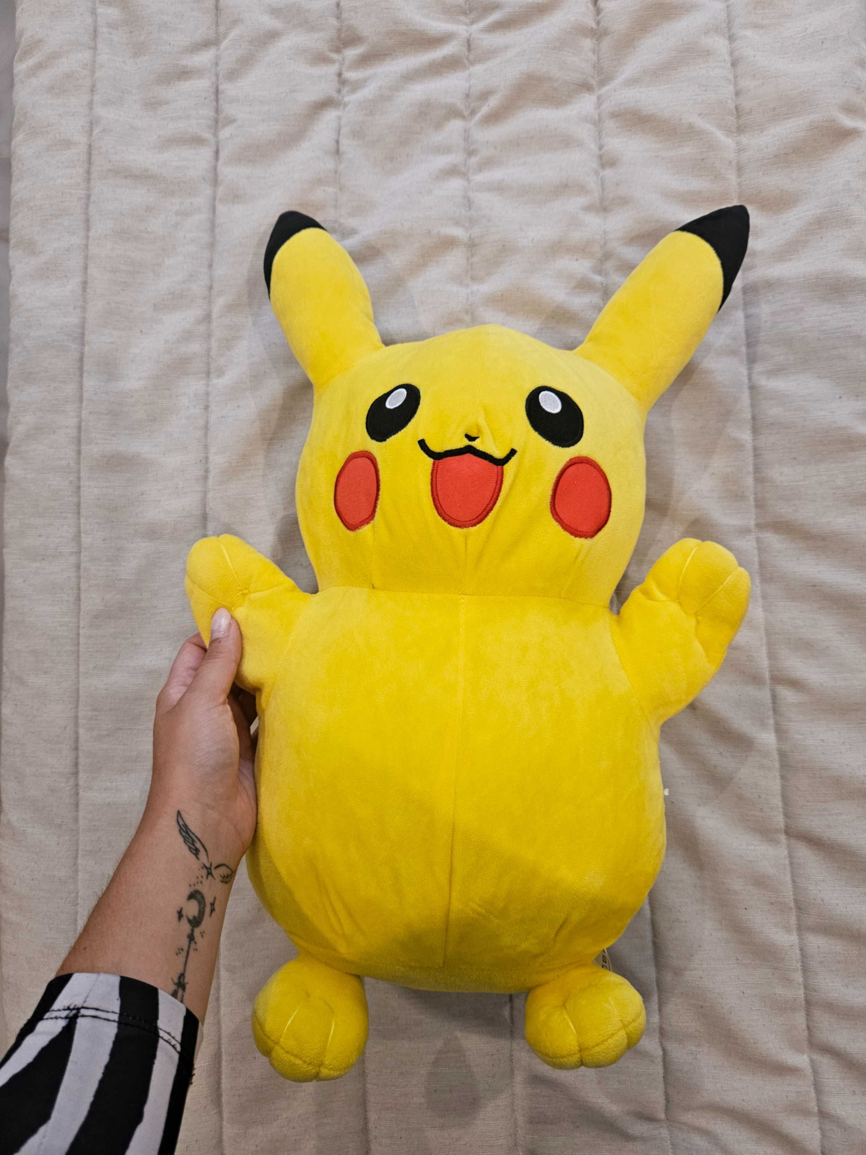 Peluche grande do pikachu