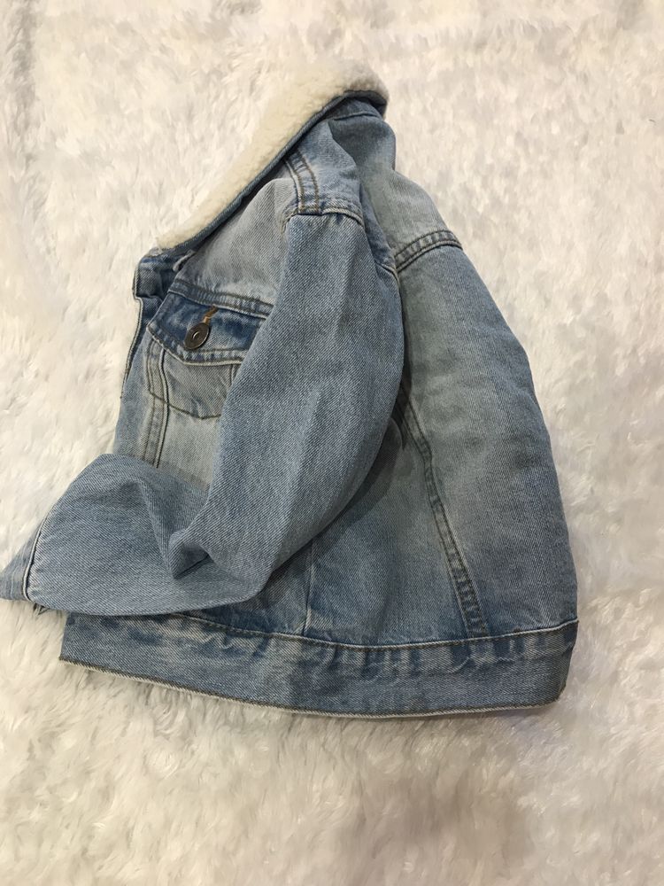 Стильна джинсовка з утепленим комірцем на 3-4роки