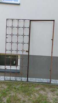 Metalowa krata z ramą futryną na drzwi, zabezpieczenie balkonu, taras.