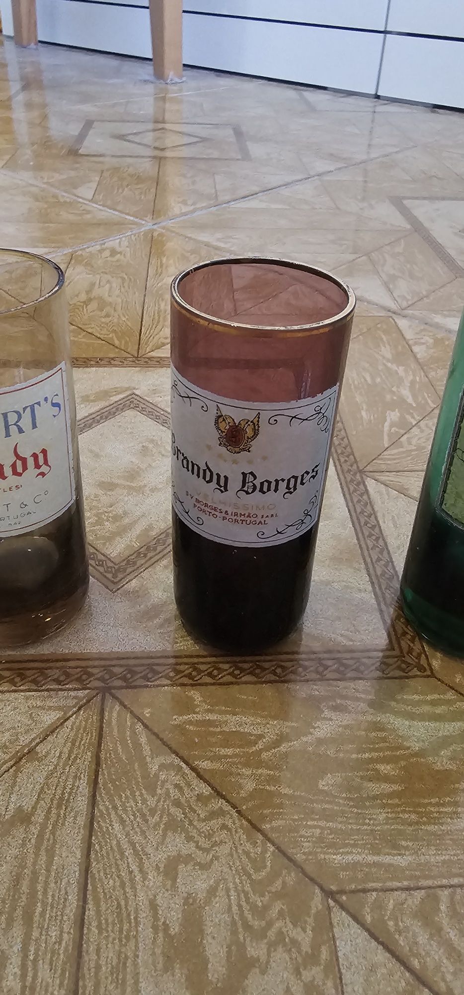 Copos de digestivo com publicidade a bebidas alcoólicas.