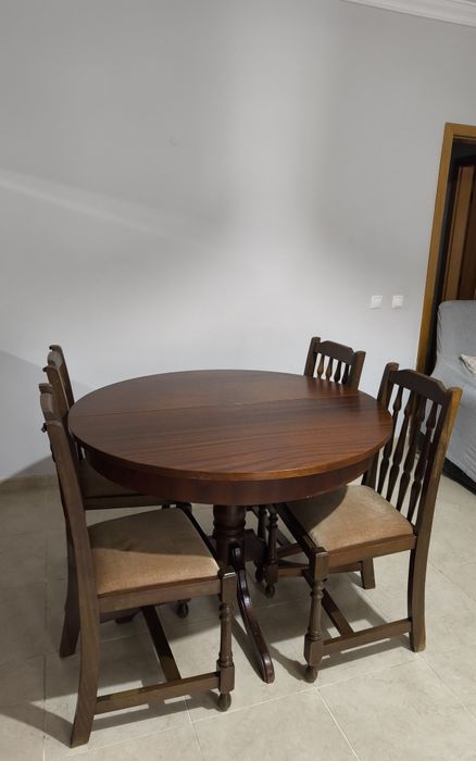 Mesa de sala de jantar + 4 cadeiras