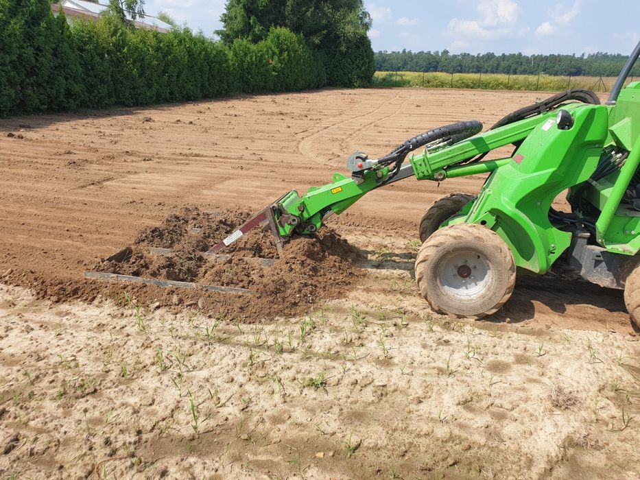 Prace ziemne miniładowarką niwelacja profilowanie plantowanie Avant