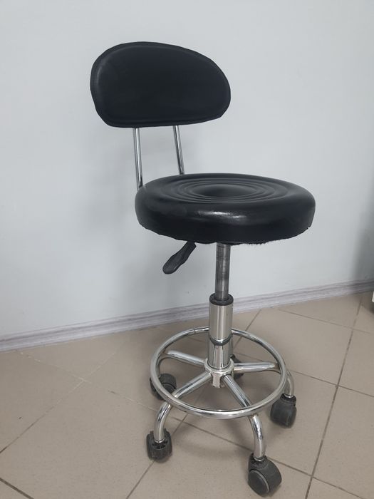 Крісло - табурет на колесах зі спинкою