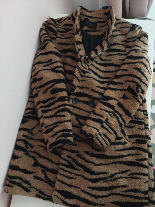 Płaszczyk alpaka we wzory zwierzęce Stradivarius S