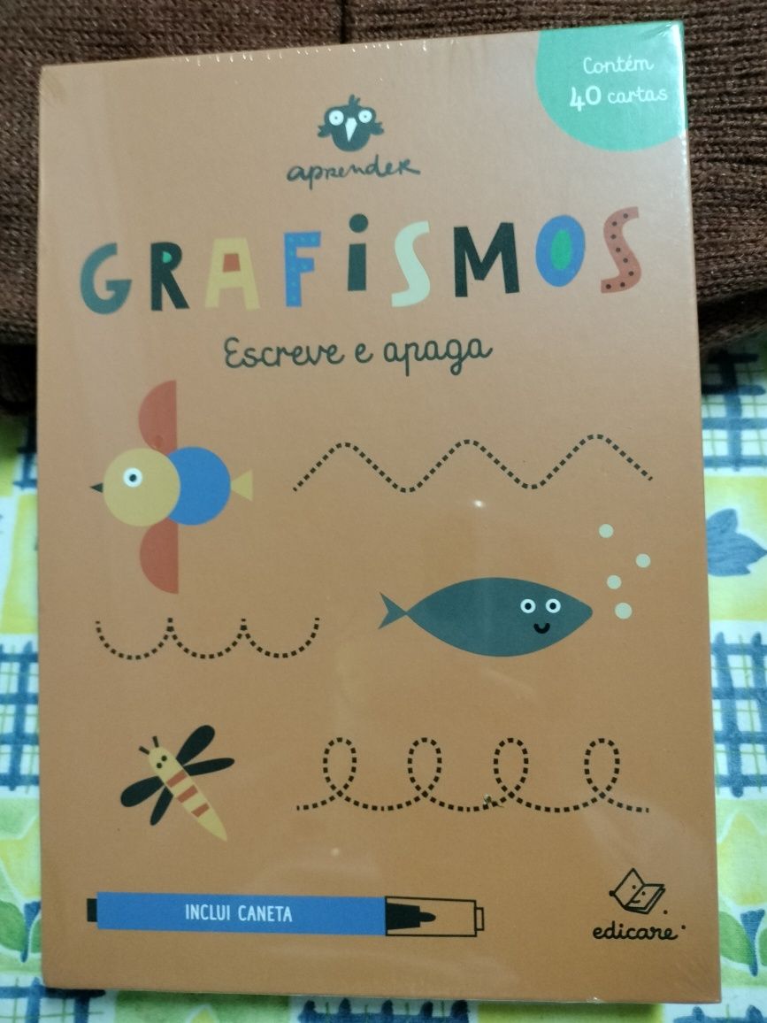 Livro de grafismos, escreve e apaga.