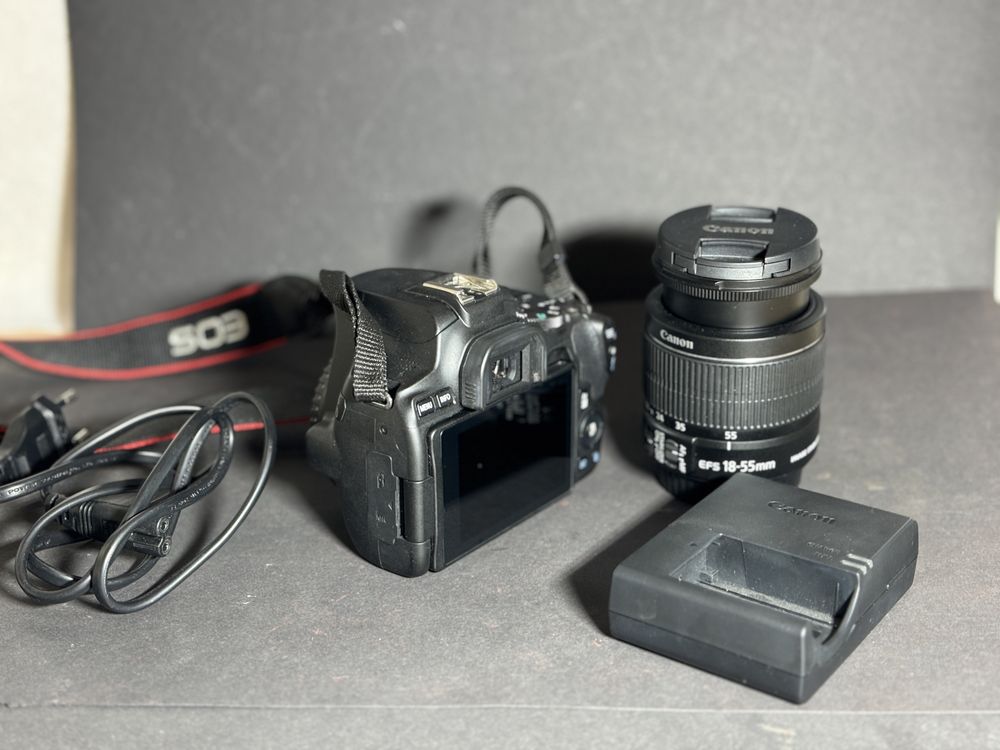 Aparat Canon EOS 250D + Obiektyw 18-55mm