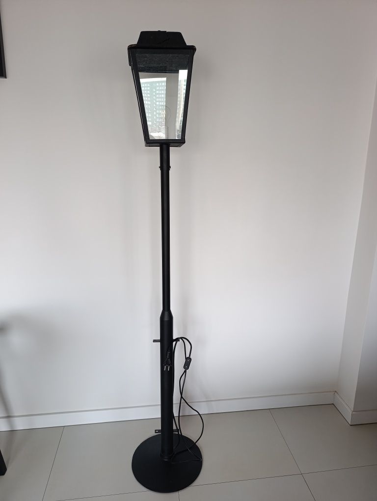 Sprzedam lampę oświetleniową.