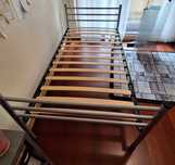 Cama com estrado de solteiro