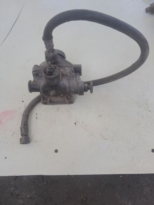 Клапан прискорювальний, замок дверки Камаз