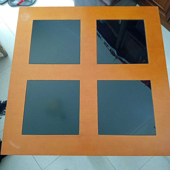 Mesa de centro com bancos em pele