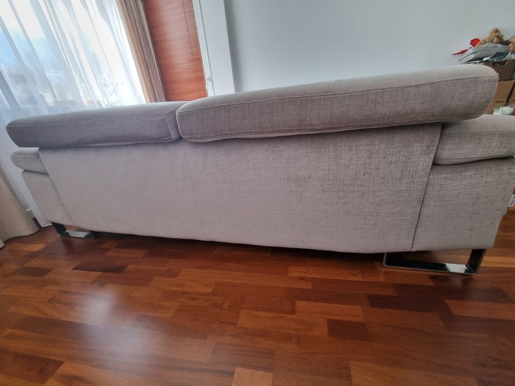 Wygodna sofa z podnóżkiem