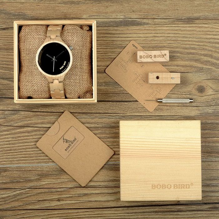Jasny, drewniany zegarek w drewnianym pudełku