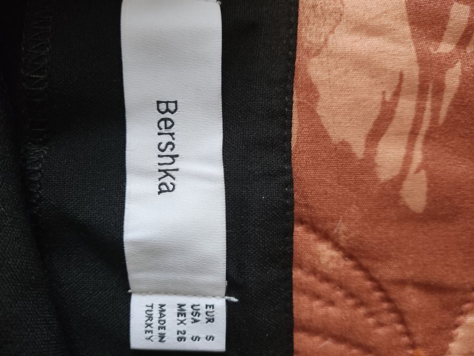 Saia marca Bershka tamanho S