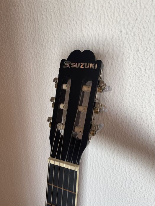 Guitarra Suzuki com capa de proteção